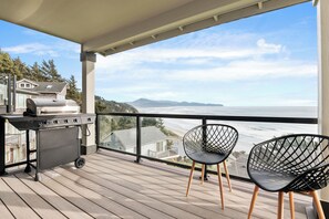 Property grounds - 6 Bedroom Coastal Vista House + downstairs separate entrance apartment in Oceanside, Pet and Family Friendly, with Hot Tub and Private Patio. (Oceanside)