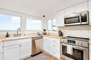 Private kitchen - 6 Bedroom Coastal Vista House + downstairs separate entrance apartment in Oceanside, Pet and Family Friendly, with Hot Tub and Private Patio. (Oceanside)