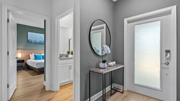 Escritorio, tabla de planchar con plancha, cuna de viaje y wifi gratis