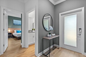 Skrivebord, strykejern/-brett, reiseseng for barn og wi-fi (inkludert)