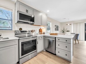 Lägenhet - 1 queensize-säng med bäddsoffa (Beachwood Villas 1G -  The Nest at Se) | Eget kök | Ugn och brödrost