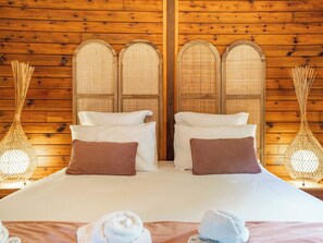 Travel cot, WiFi, bed sheets - Bungalow Kaz Toumblak in Sainte-Anne (Sante-Anne)