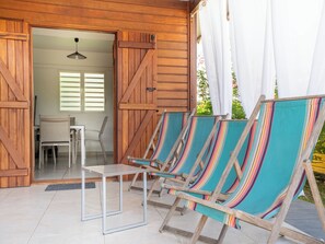 Outdoor dining - Bungalow Kaz Toumblak in Sainte-Anne (Sante-Anne)