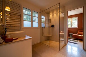 Shower, hair dryer, towels, soap - Family villa with pool, near village and nature (Tourrettes-sur-Loup)