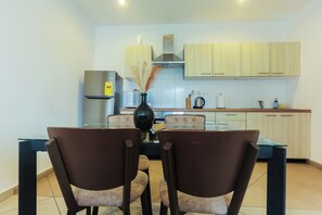 Fridge, microwave, oven, stovetop - Lovely Two Bedroom Apartment at Clifton Place (Accra)