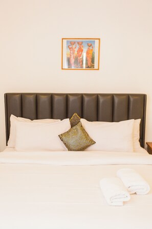 Iron/ironing board, WiFi, bed sheets - Premium Three Bedroom Apartment at Clifton Place (Accra)