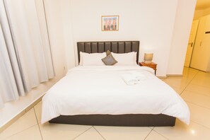 Tabla de planchar con plancha, wifi, ropa de cama