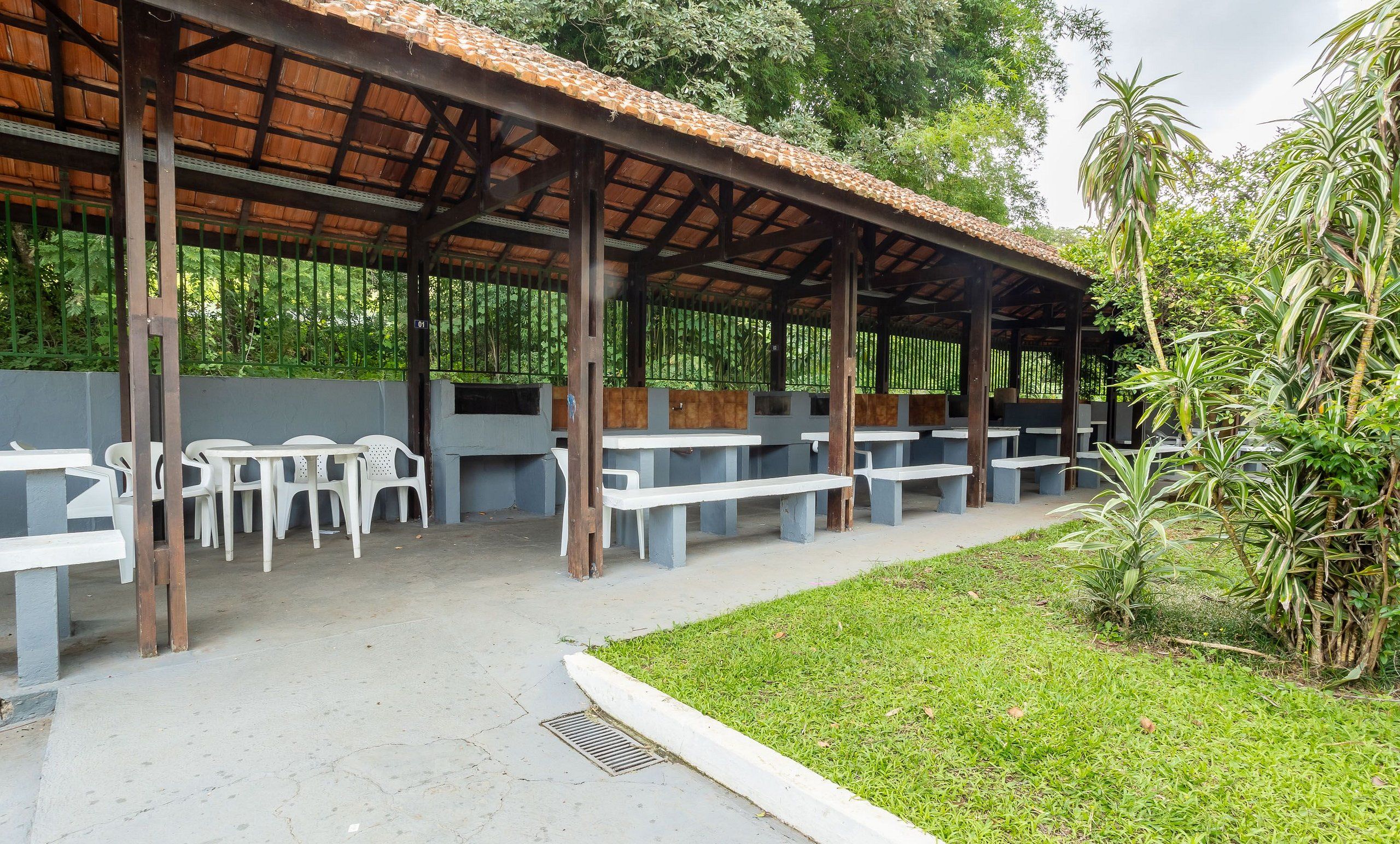 Basic Apartment | Outdoor dining