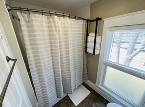 Secador de pelo, toallas