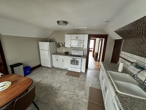 Fridge, microwave, oven, stovetop - Classic One-Bedroom apartment with King Bed (La Porte)