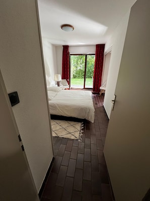 1 chambre, lit parapluie, draps fournis