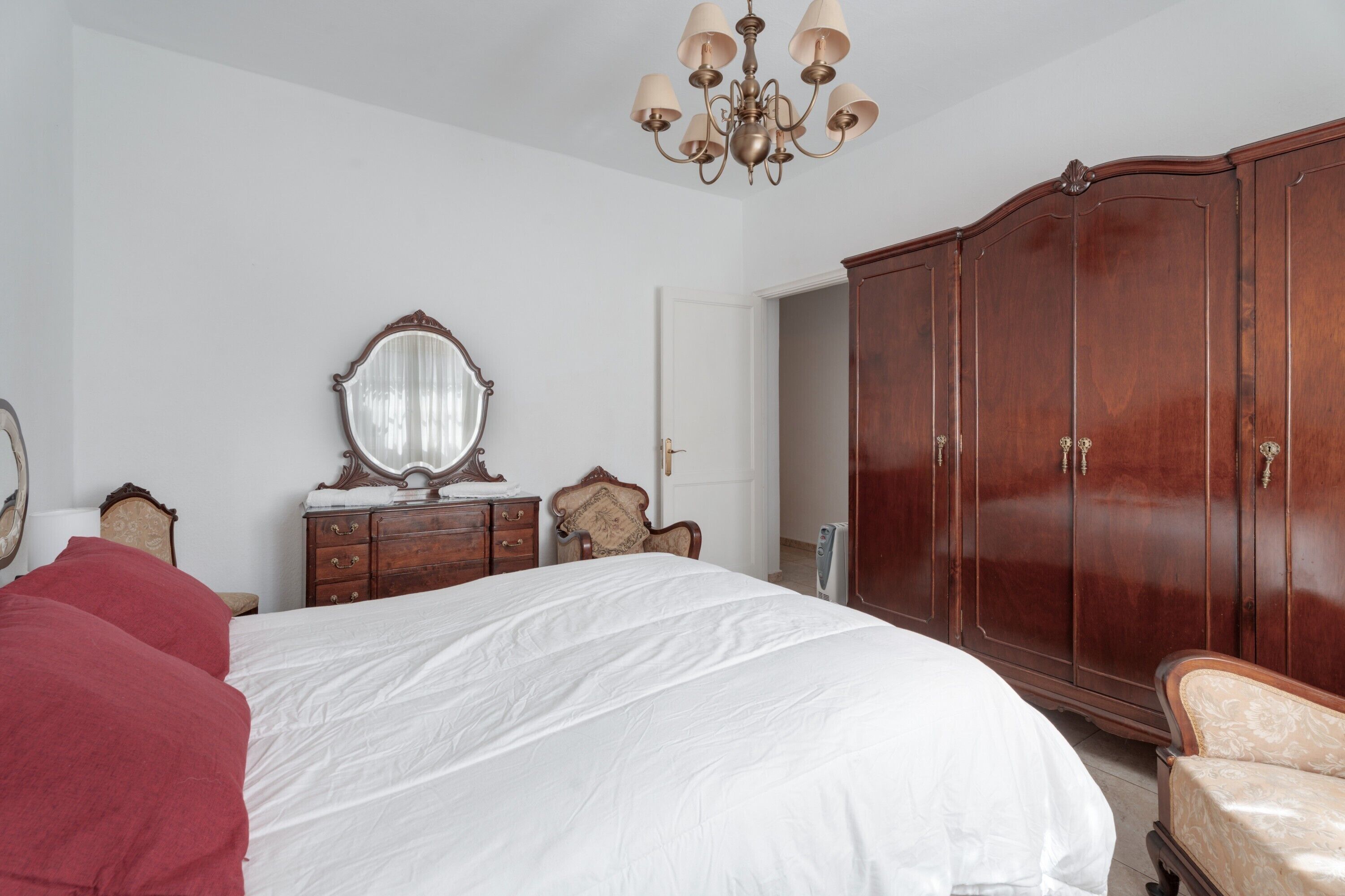 Een strijkplank/strijkijzer, beddengoed