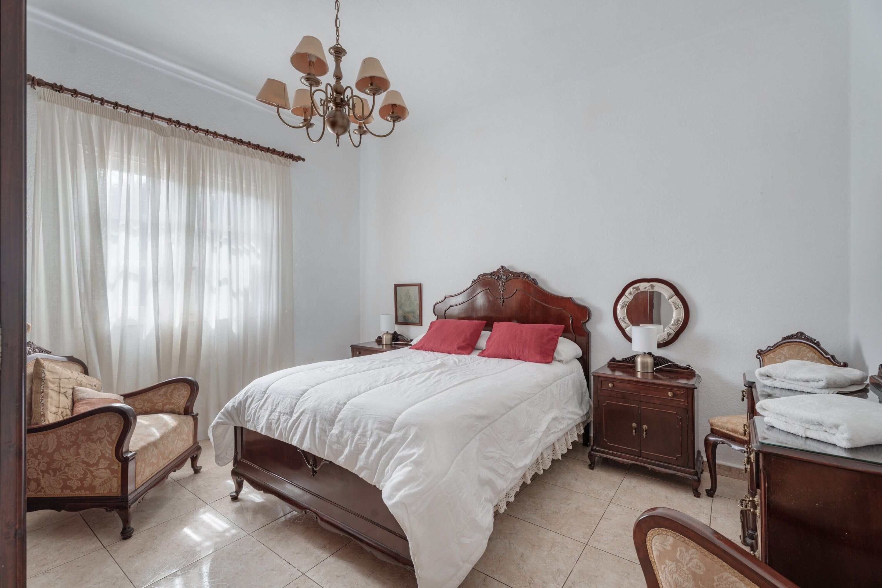 Iron/ironing board, bed sheets