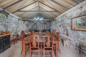 Una sala da pranzo rustica con tavolo, sedie e una panca in legno.