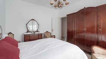 Een strijkplank/strijkijzer, beddengoed