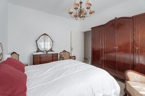 Tabla de planchar con plancha y ropa de cama 