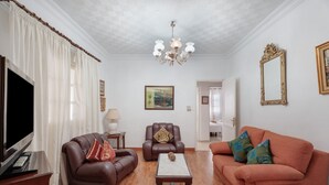 A living room with a television, leather armchairs, a coffee table, and a sofa with cushions. - Holiday Home 'Finca Mamposo' – Pets Welcome (Tacoronte)
