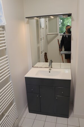 Shower, hair dryer - Gîte Chez Jeanne: Shaded Terrace, Private Garden & Wi-Fi in Pern, Quercy Blanc (Pern)