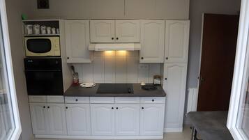 Een koelkast, een microgolfoven, een oven, een kookplaat