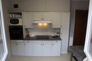 Fridge, microwave, oven, stovetop - Gîte Chez Jeanne: Shaded Terrace, Private Garden & Wi-Fi in Pern, Quercy Blanc (Pern)