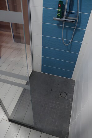 Shower, hair dryer - Gîte Chez Jeanne: Shaded Terrace, Private Garden & Wi-Fi in Pern, Quercy Blanc (Pern)