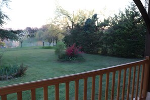 Property grounds - Gîte Chez Jeanne: Shaded Terrace, Private Garden & Wi-Fi in Pern, Quercy Blanc (Pern)