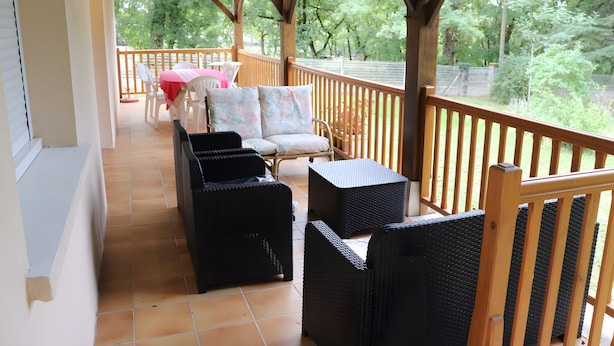 A covered outdoor seating area with wicker furniture and a view of the surrounding greenery. - Gîte Chez Jeanne: Shaded Terrace, Private Garden & Wi-Fi in Pern, Quercy Blanc (Pern)