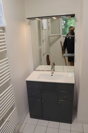 Douche, sèche-cheveux