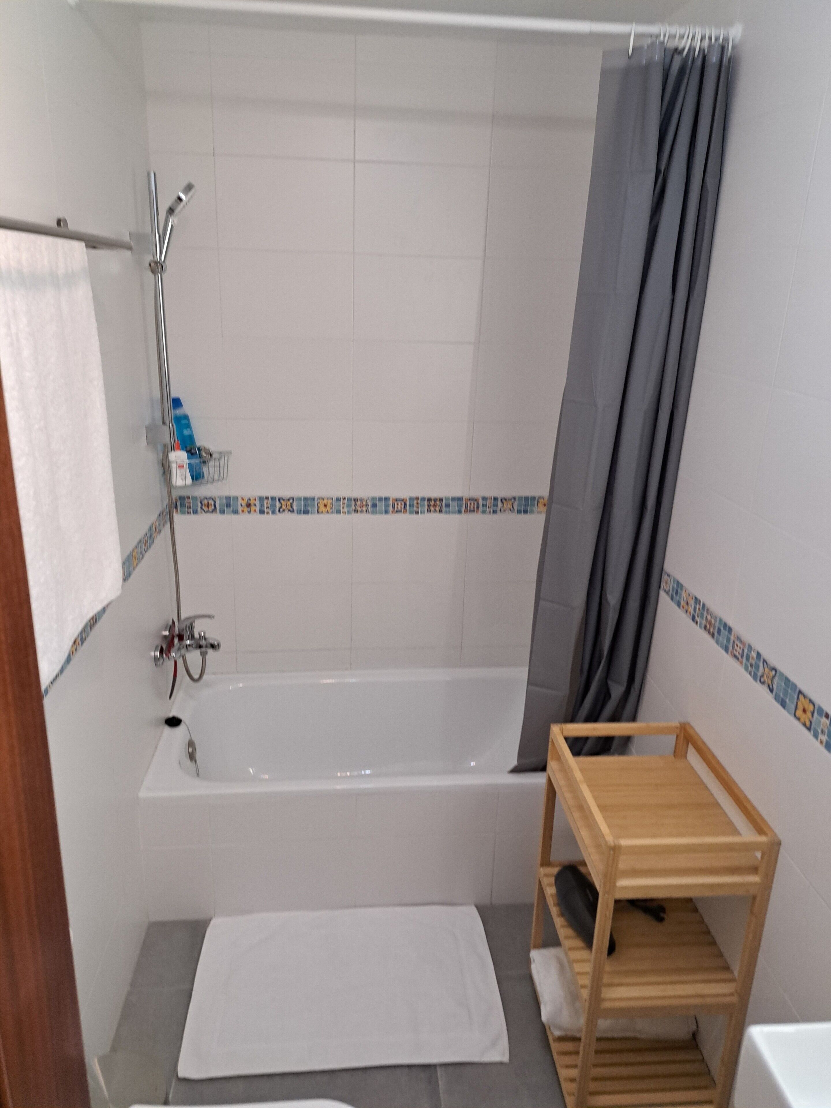Douche, sèche-cheveux, serviettes fournies