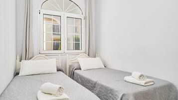 Tabla de planchar con plancha, wifi y ropa de cama