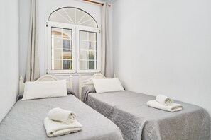 Tabla de planchar con plancha, wifi y ropa de cama 