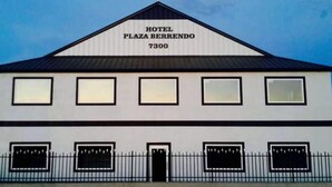 Un edificio de dos pisos con un letrero que dice "HOTEL PLAZA BERRENDO 7300".