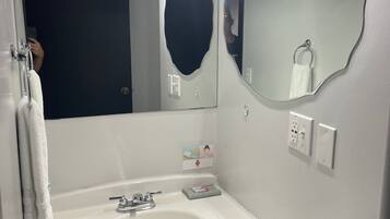 Amenidades de baño gratuitas, toallas, jabón, shampoo