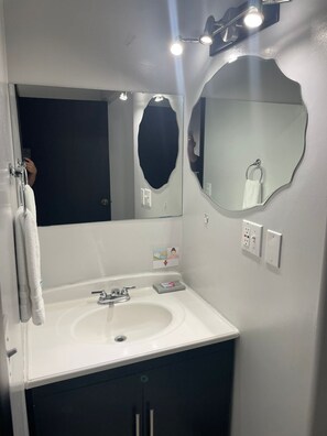 Amenidades de baño gratuitas, toallas, jabón, shampoo