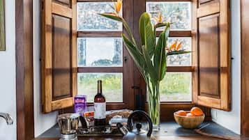 Kühlschrank, Mikrowelle, Herdplatte, Wasserkocher mit Kaffee-/Teezubehör