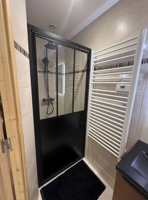 Shower, hair dryer, towels, soap - Studio in the heart of Bagneres (Bagnères-de-Bigorre)