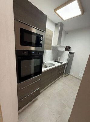 Fridge, microwave, oven, stovetop - Studio in the heart of Bagneres (Bagnères-de-Bigorre)