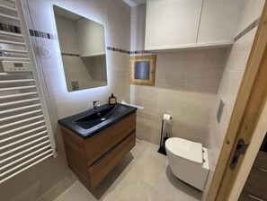 Douche, sèche-cheveux, serviettes fournies, savon