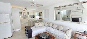 TV, books - Just minutes away from beautiful beaches and regular local transport, perfect! (Porters, Saint James)