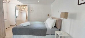 3 bedrooms, in-room safe, iron/ironing board, travel cot - Just minutes away from beautiful beaches and regular local transport, perfect! (Porters, Saint James)