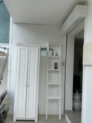 Exterior detail - Just minutes away from beautiful beaches and regular local transport, perfect! (Porters, Saint James)