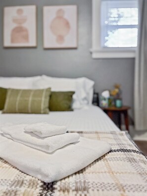 2 habitaciones, tabla de planchar con plancha, wifi y ropa de cama 