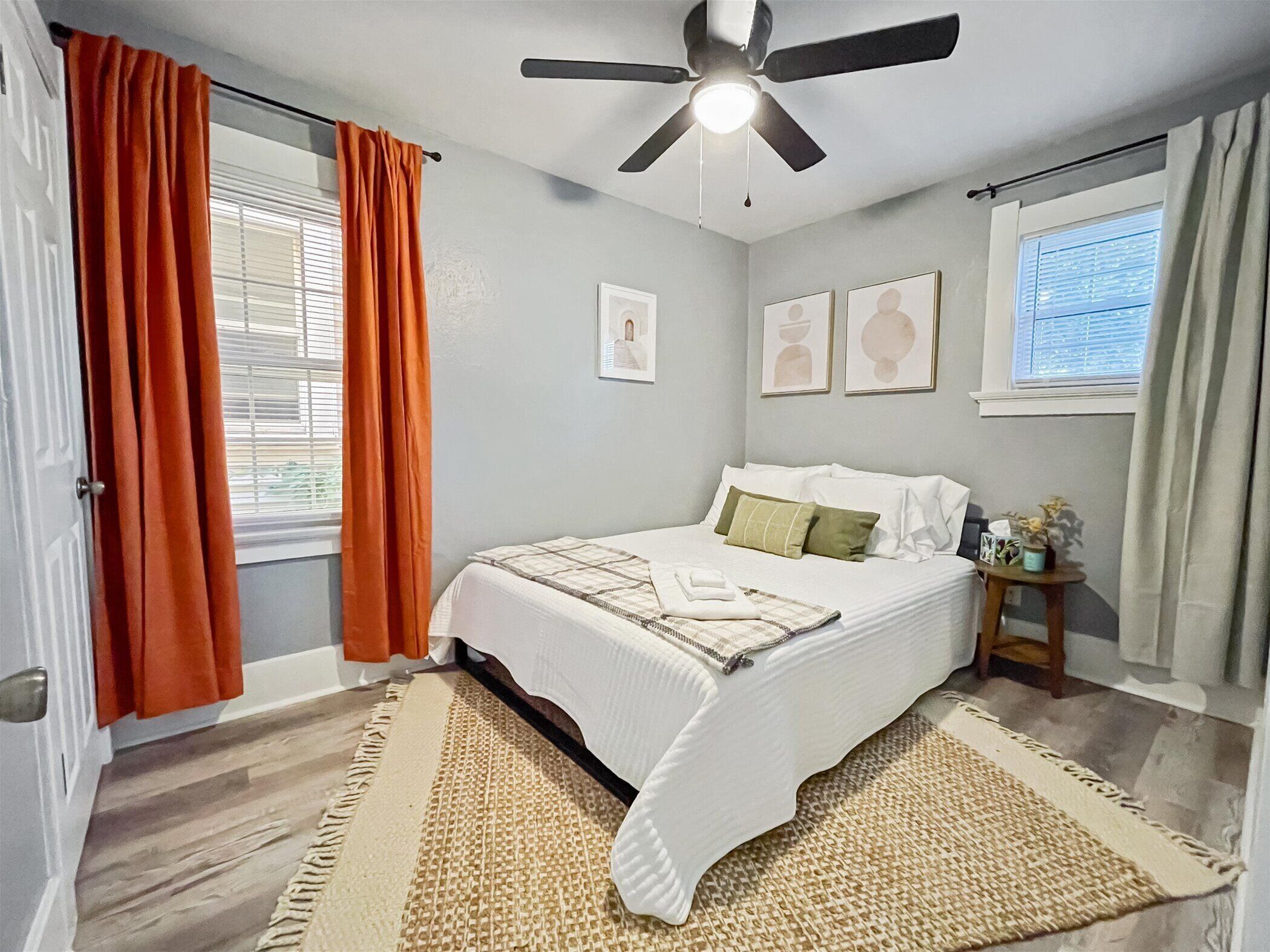 Tabla de planchar con plancha, wifi, ropa de cama