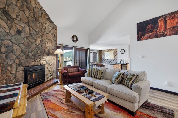 Smart TV, fireplace - Beautiful 2 Bedroom, 2 Bath in Prime Location to Slopes/Downtown (Breckenridge)