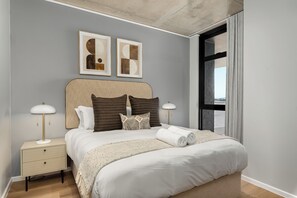 Een kluis op de kamer, een strijkplank/strijkijzer, internet, beddengoed