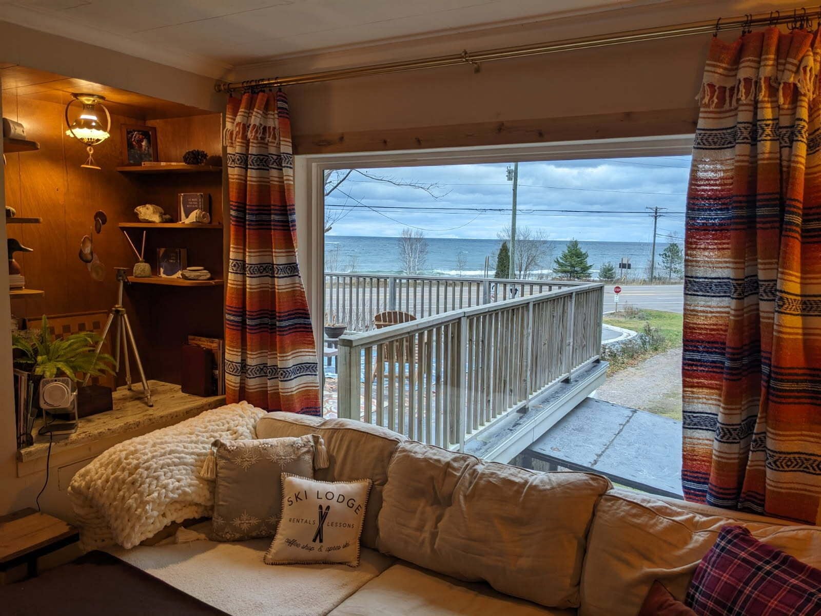 Smart TV, chimenea, libros