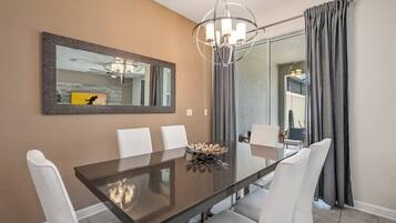 Huvila (4 Bedrooms) | Kylpyhuone | Kylpyamme, pyyhkeet, saippua, sampoo