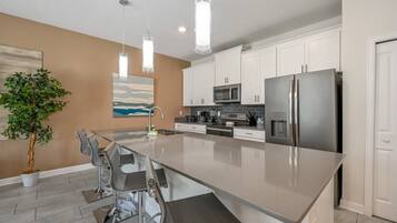 Villa (4 Bedrooms) | Dapur peribadi | Ketuhar gelombang mikro, ketuhar, kerusi tinggi, pengisar