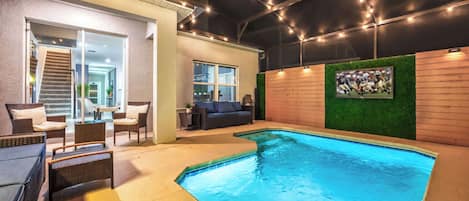 Una piscina al aire libre