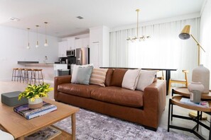 Interior - Luxurious Home Theme Beds & Private Pool (Kissimmee)